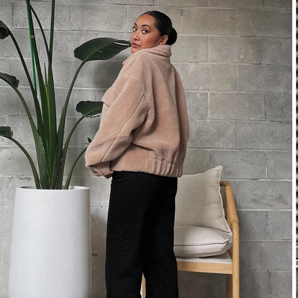 ⭐️C'EST MOI SHERPA CROP JACKET. NWT - Picture 2 of 8